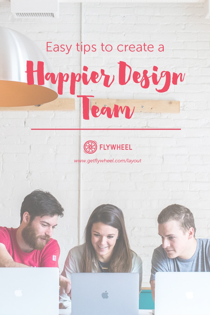三個人在一堵白磚牆前用筆記本電腦一起工作。在它們上方以紅色字體顯示:創建更快樂的設計團隊的簡單技巧