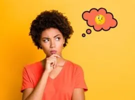 امرأة تبدو متشككة في مراجعات المنتجات عبر الإنترنت.