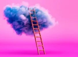 Sebuah tangga mencapai awan biru menggembung dengan latar belakang merah muda cerah, melambangkan modernisasi ERP.