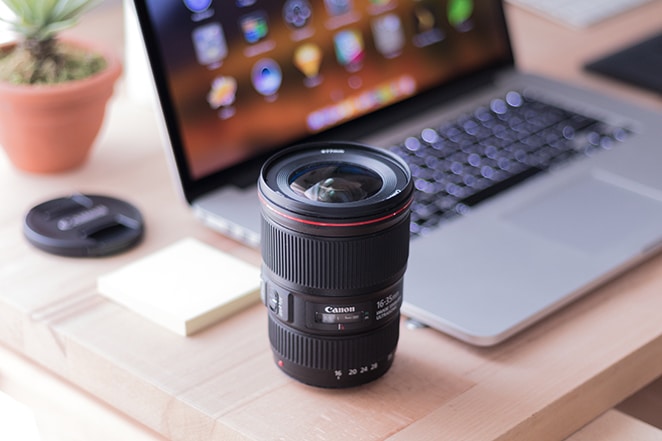 wordpress_video_gallery_camera_lense_laptop