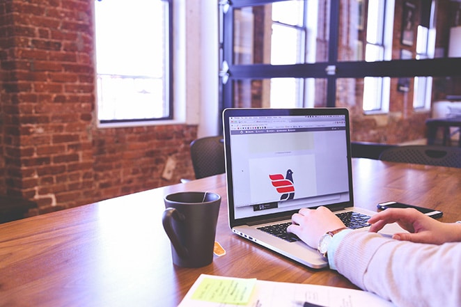 layout per idee di business lato volano per designer test prodotti desktop per ufficio online