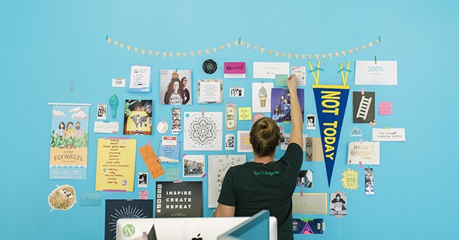 由飛輪設計師的塊藍色設計靈感牆佈局