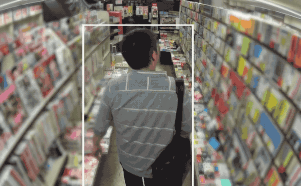 Камера видеонаблюдения с искусственным интеллектом демонстрирует возможности автоматизированного наблюдения при обнаружении краж в торговых магазинах