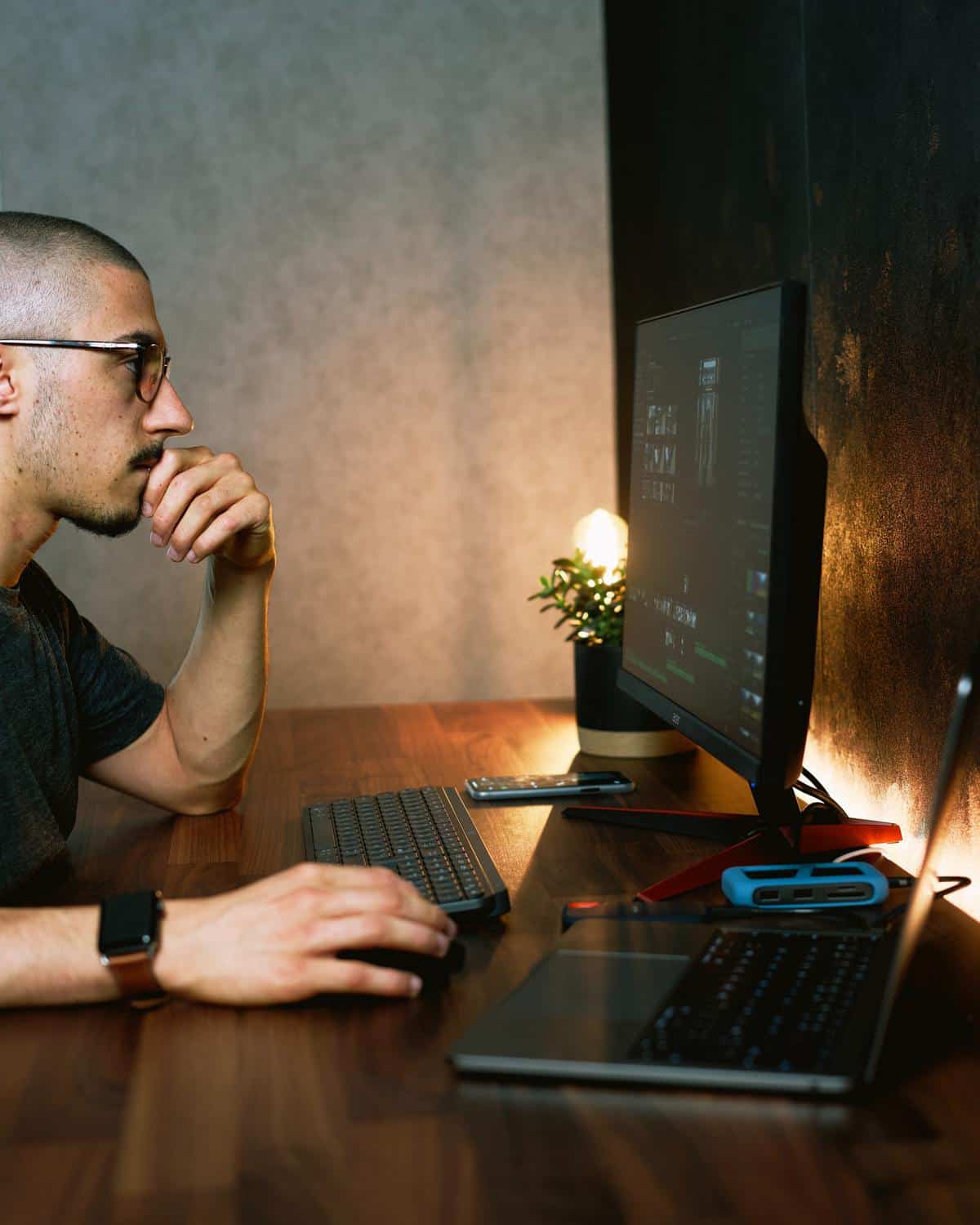 رجل يستخدم الكمبيوتر