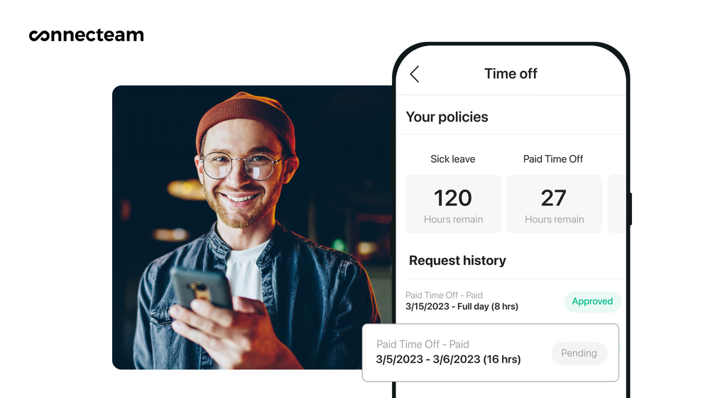 Gambar seorang pekerja di samping ponsel dengan aplikasi Connecteam yang menunjukkan jumlah hari libur dan hari sakit pekerja yang masih harus dibayar