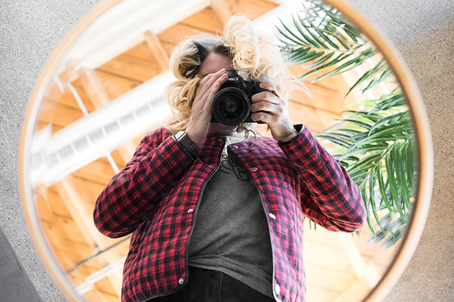 tata letak dengan gambar roda gila di situs meningkatkan konversi penjualan wanita mengambil foto melihat ke bawah ke tanah dengan tampilan di bawahnya