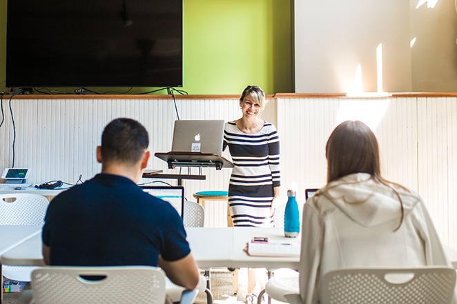 tata letak oleh roda gila membuat portofolio desain web yang lebih baik daripada wanita pesaing yang berbicara kepada sekelompok orang