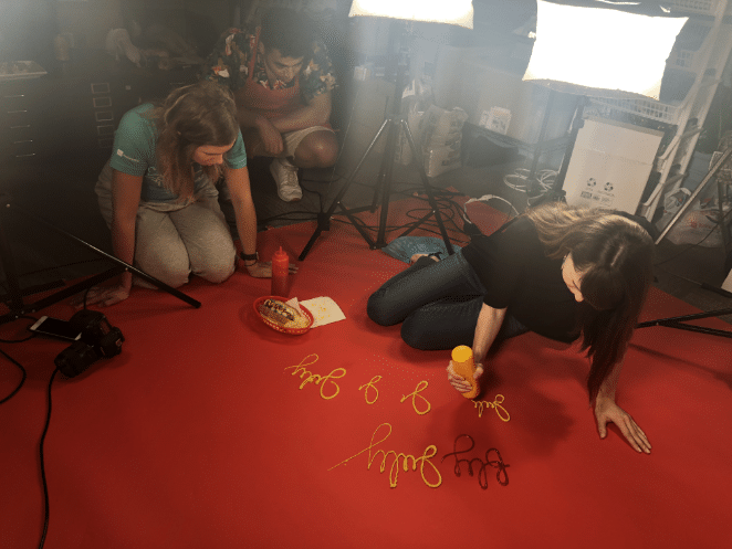 飞轮营销团队成员协助拍摄