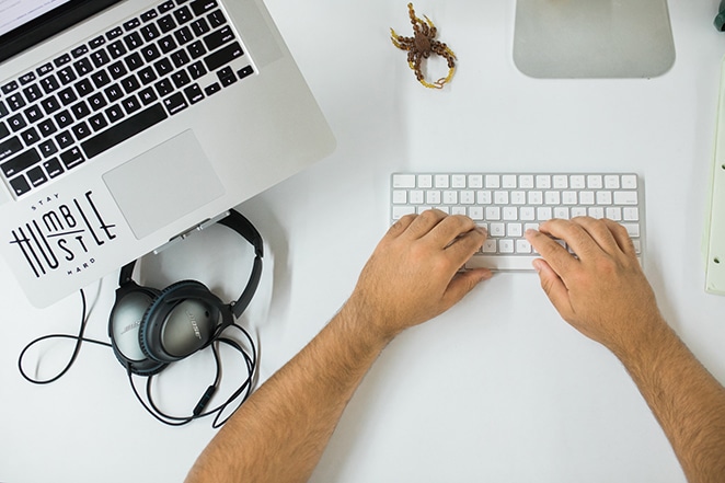 diseño por volante optimice las páginas del sitio web para obtener una clasificación más alta en la búsqueda hombre que trabaja en el escritorio con auriculares y una computadora portátil