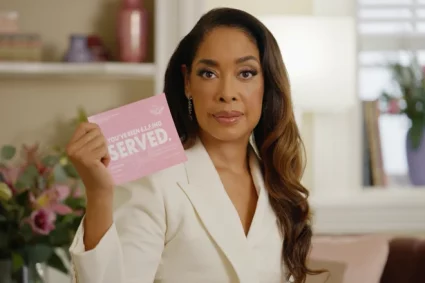„Suits“-Schauspielerin posiert mit einem rosa Papier mit der Aufschrift „Du wurdest bedient“