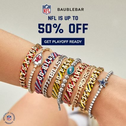 Reklama BaubleBar przedstawiająca współpracę nad bransoletką NFL