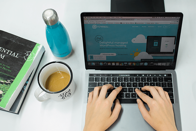 variáveis ​​css e personalizações de tema apresentam mulher digitando no laptop com várias ferramentas de scrum e design na mesa branca