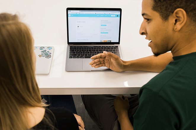 volantes trabalhando por meio de demonstração de vendas individuais na estrutura do volante e funil de marketing