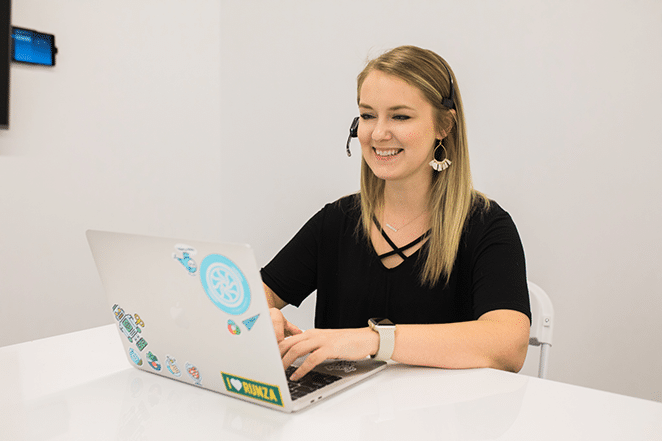 especialista em sucesso do cliente volante e gerente de contas katie trabalhando com clientes no laptop e telefone