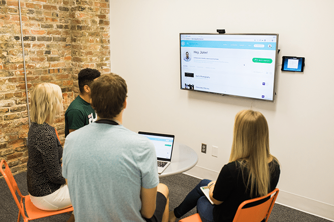 volantes trabalhando na estrutura do volante e funil de marketing com uma demonstração de vendas com a equipe