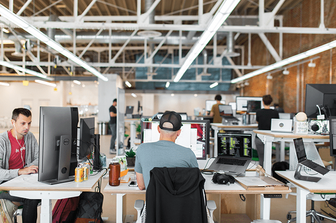 tutorial de padrões de design volante volante trabalhando em pesquisa no espaço de coworking