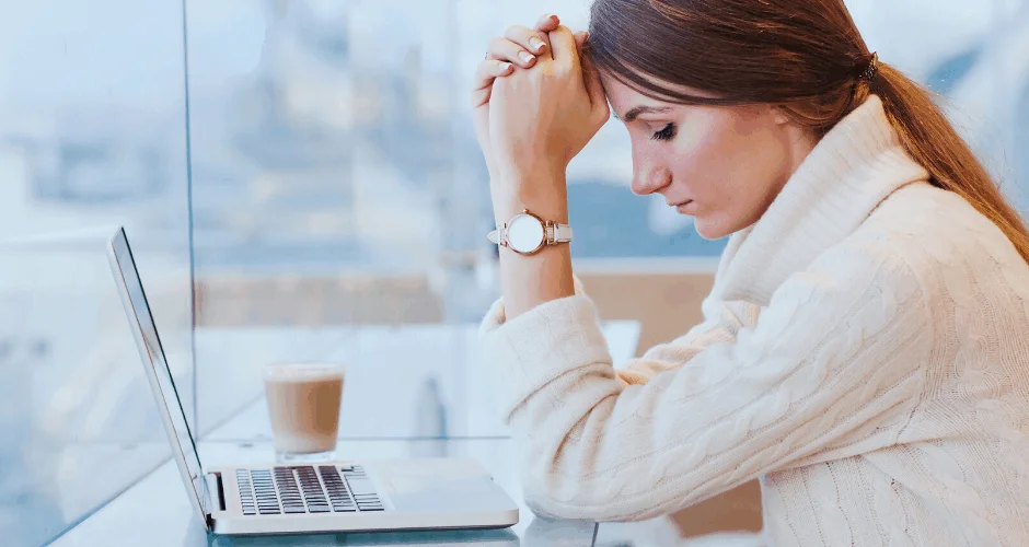 Zestresowana kobieta w pobliżu laptopa