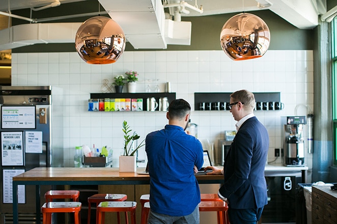 Buzzworthy Teammeeting in einem Coworking Space, um die Agentur auszubauen und mehr Kunden zu gewinnen