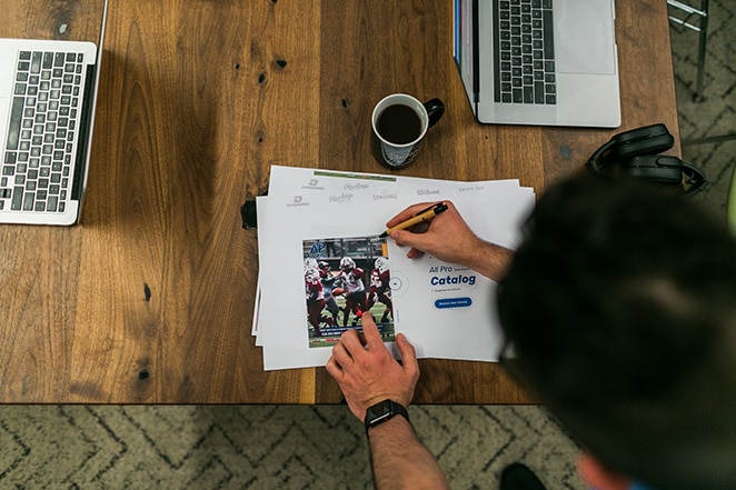 Buzzworthy-Mitarbeiter arbeiten am Holztisch an einem Konzept für alle Profis des Kunden