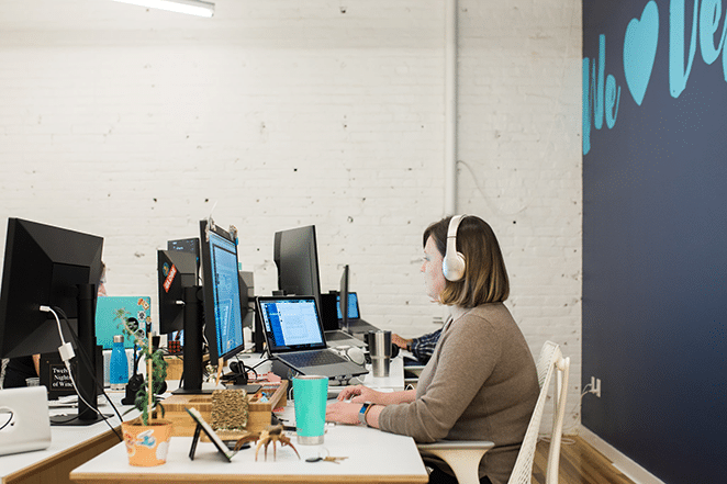 volante feminino na mesa trabalhando na estrutura permalink no WordPress