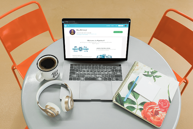 laptop pe mobilier argintiu și portocaliu cu aplicația volantă tutorial despre cum să accelerezi site-ul tău wordpress cu compresie GZIP