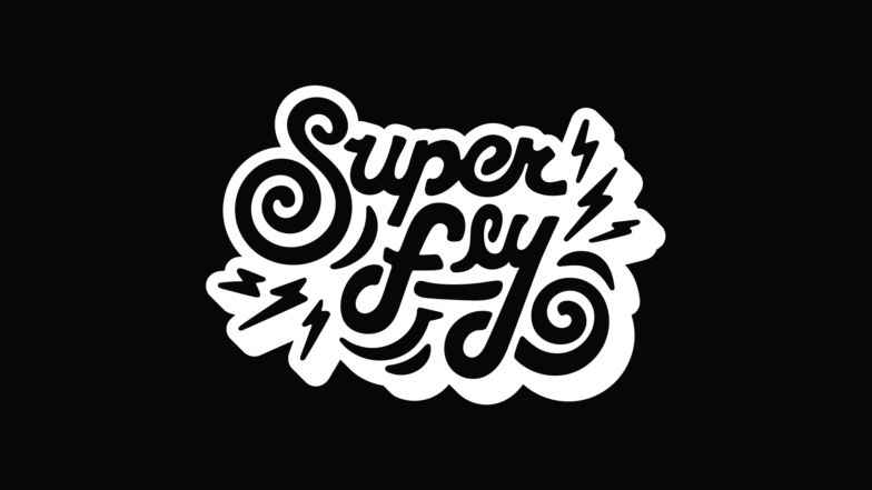 แบบอักษรที่กำหนดเองในขาวดำ ข้อความระบุว่า "Super Fly" ด้วยแบบอักษรเฉพาะ