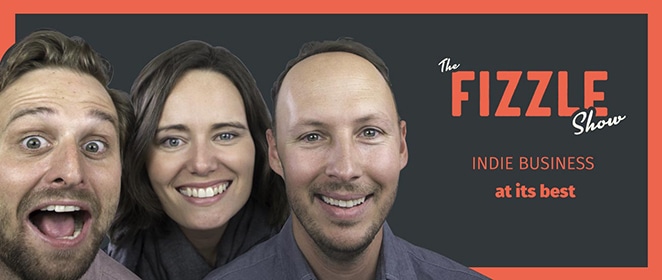 フライホイールによるレイアウトフリーランサーのための最高のポッドキャストフィズルは黒と赤の背景に2人の男性と1人のオマーンを示しています