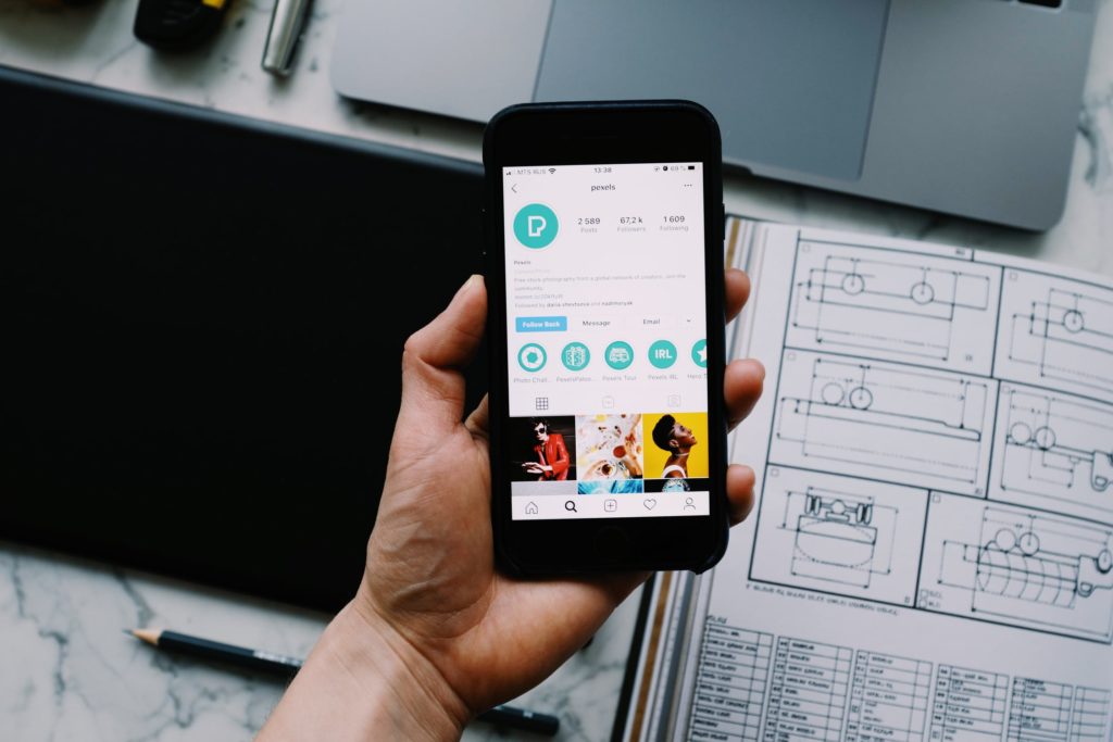 Internal communications manager channels Connecteam