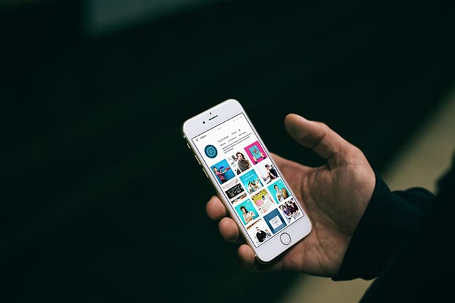 iPhone deschis către Instagram-ul @heyflywheel ținut în mână