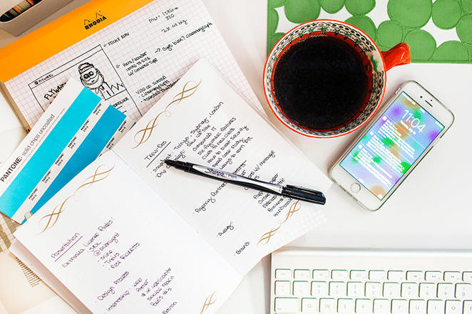 scenă de birou cu dezordine a listelor de lucru și a notelor de design