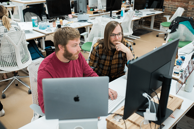 doi volanti care plănuiesc testarea utilizatorului pentru interfața de utilizare a volantului