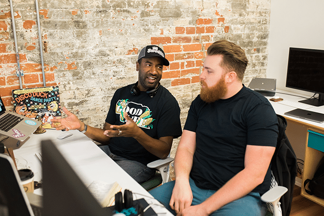 doi volanti care vorbesc despre sfaturi de testare de către utilizatori în fața desktopurilor