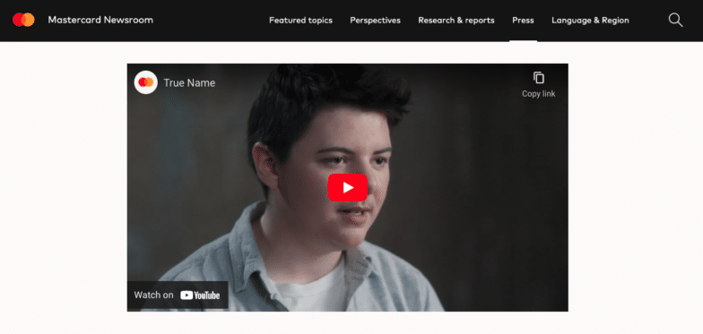 マスターカードのWebサイトのオンラインリリースのスクリーンショットと、TrueNameシステムを説明するビデオ