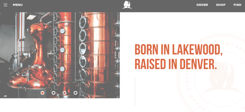 精製装置の写真と白い背景のあるBearCreekDistilleryWebサイトのスクリーンショット