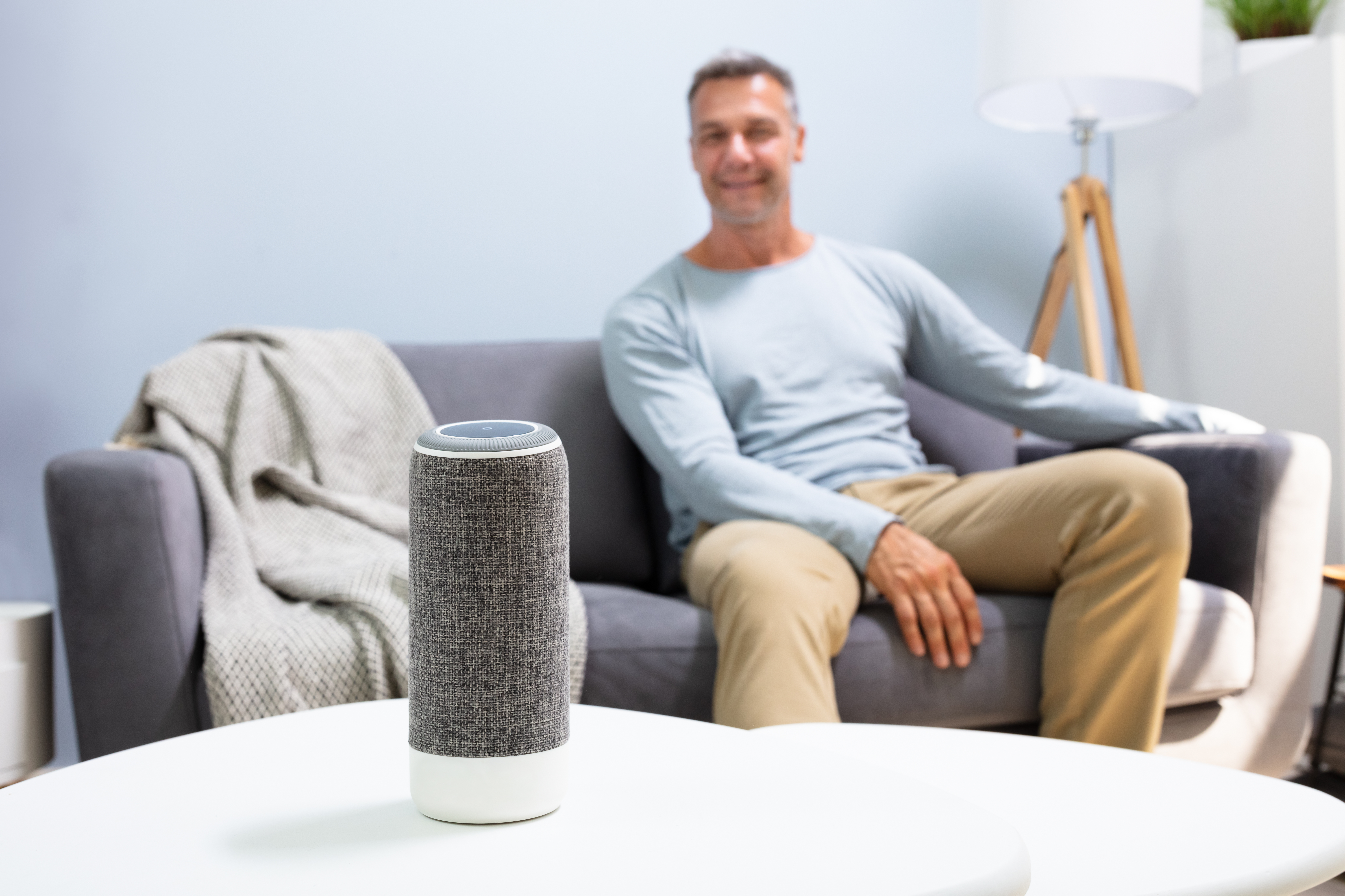 Mann sitzt auf einer Couch