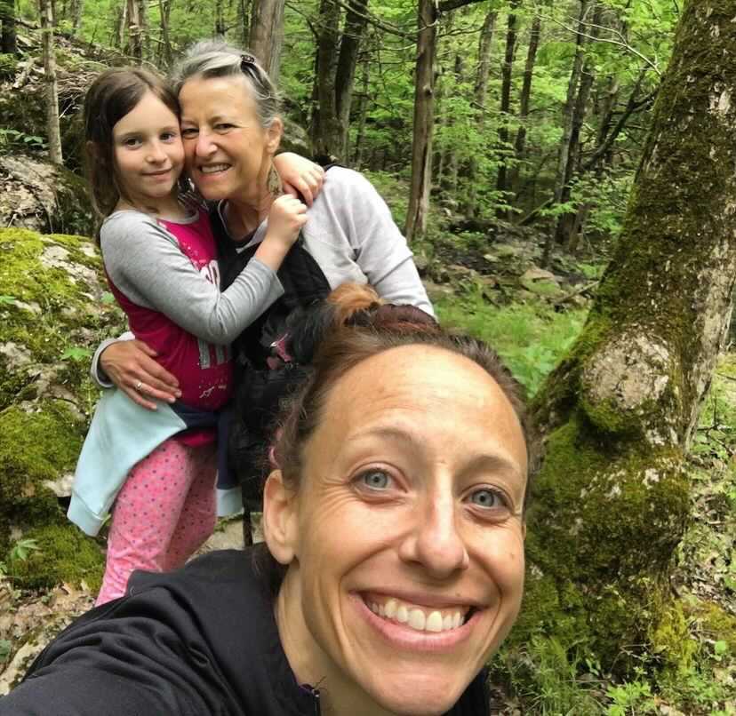 Niki und ihre Familie wandern