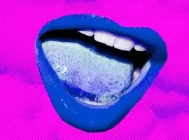 Une bouche parlante aux lèvres bleu électrique flotte devant un mur rose vif indiquant le partage de données de première main.