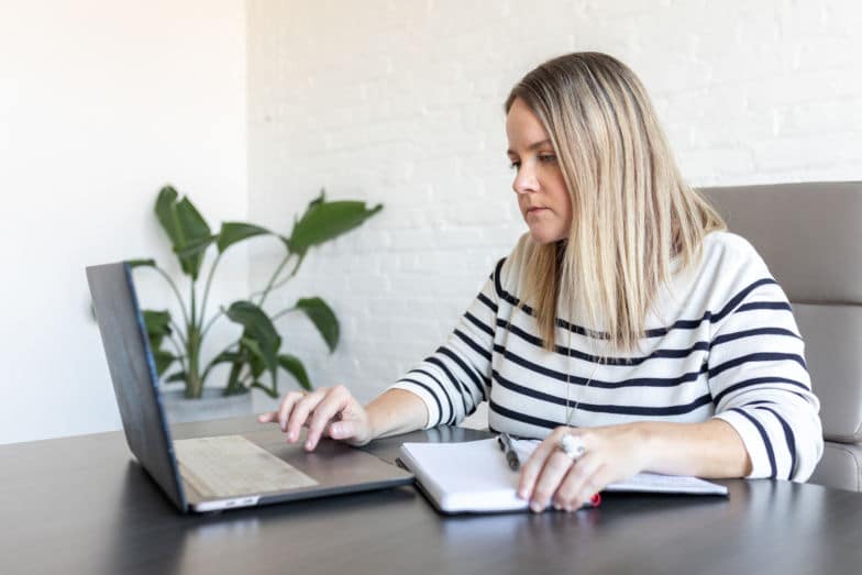 امرأة تعمل على تحسين محرك البحث في التجارة الإلكترونية في WordPress.