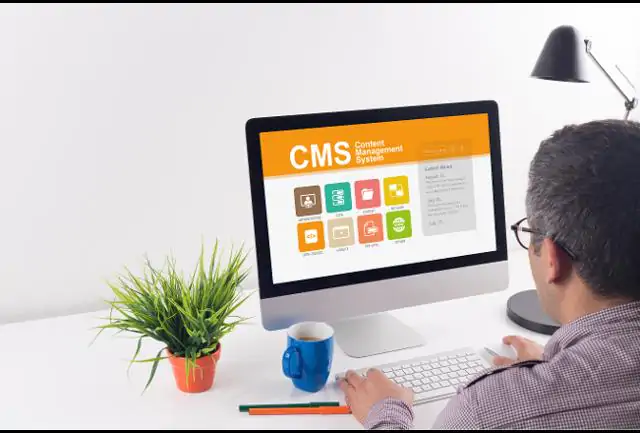 Computer mit CMS-Seite auf dem Bildschirm