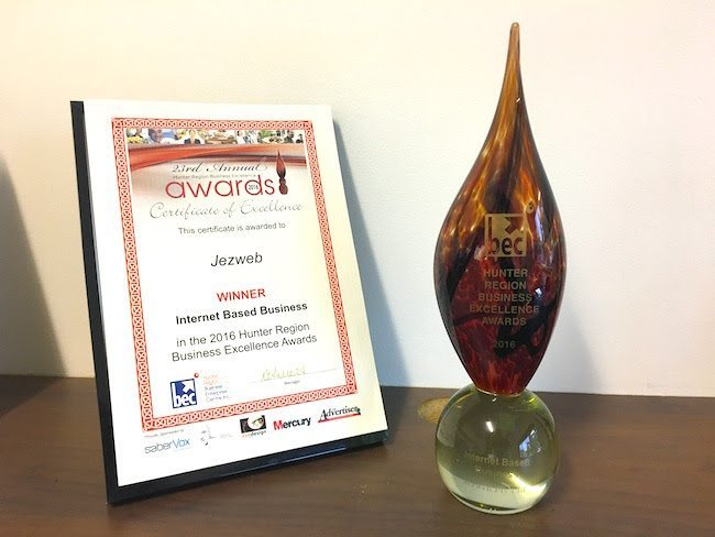 Jezweb-Preis-und-Trophäe (1)