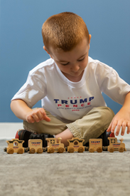 Le train en bois du magasin Trump The wooden train in the Trump store
