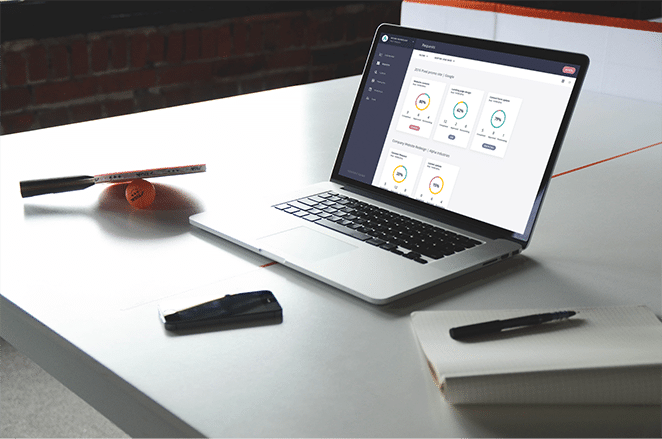 layout per flywheel ottieni contenuti dai clienti e mantieni i progetti in movimento e cattura i contenuti sul laptop sulla scrivania