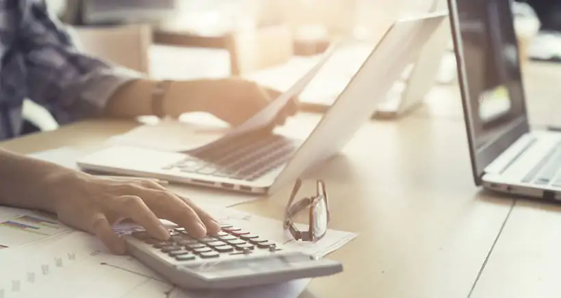 menghitung angka di ruang kantor