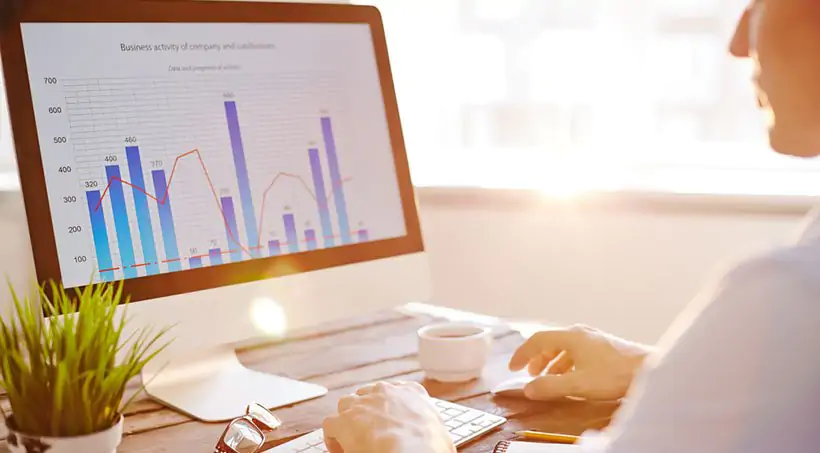 meninjau analitik dasbor di komputer