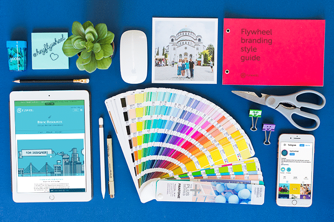 как создать согласованный бренд по каналам сбыта пример макета с брендингом и канцелярскими товарами с сайтом брендинга маховика и инстаграм @heyflywheel о технологиях