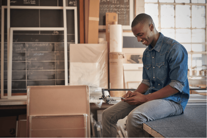 在手机上检查电子邮件的家伙