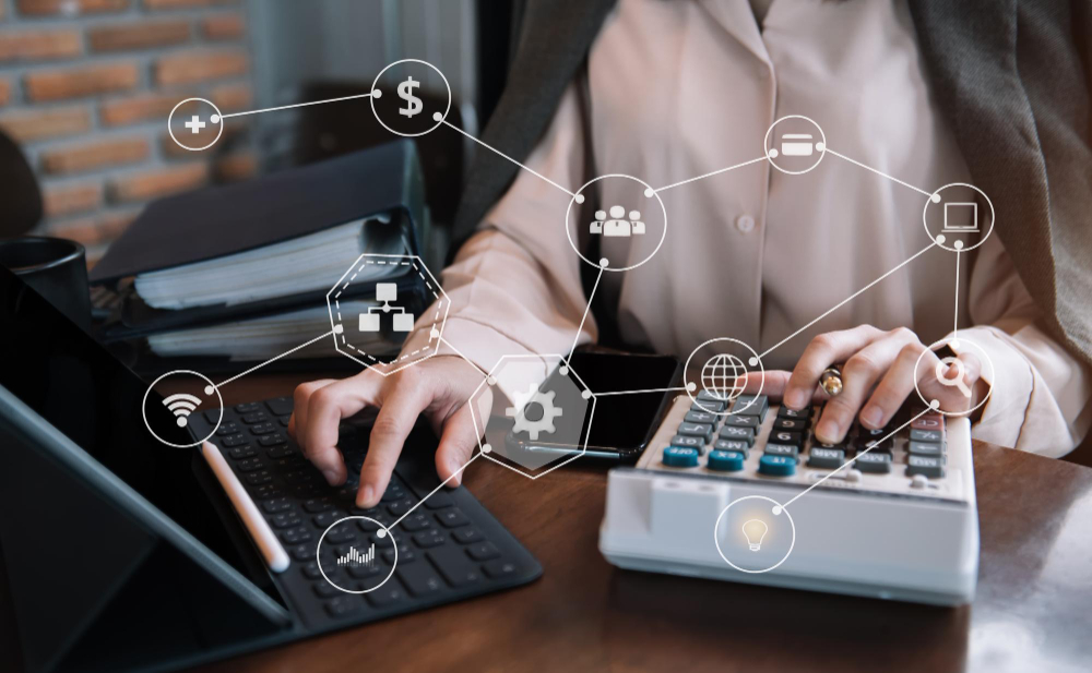 Biznesmeni obliczają dochody i analizują dane dotyczące inwestycji w nieruchomości w biurze