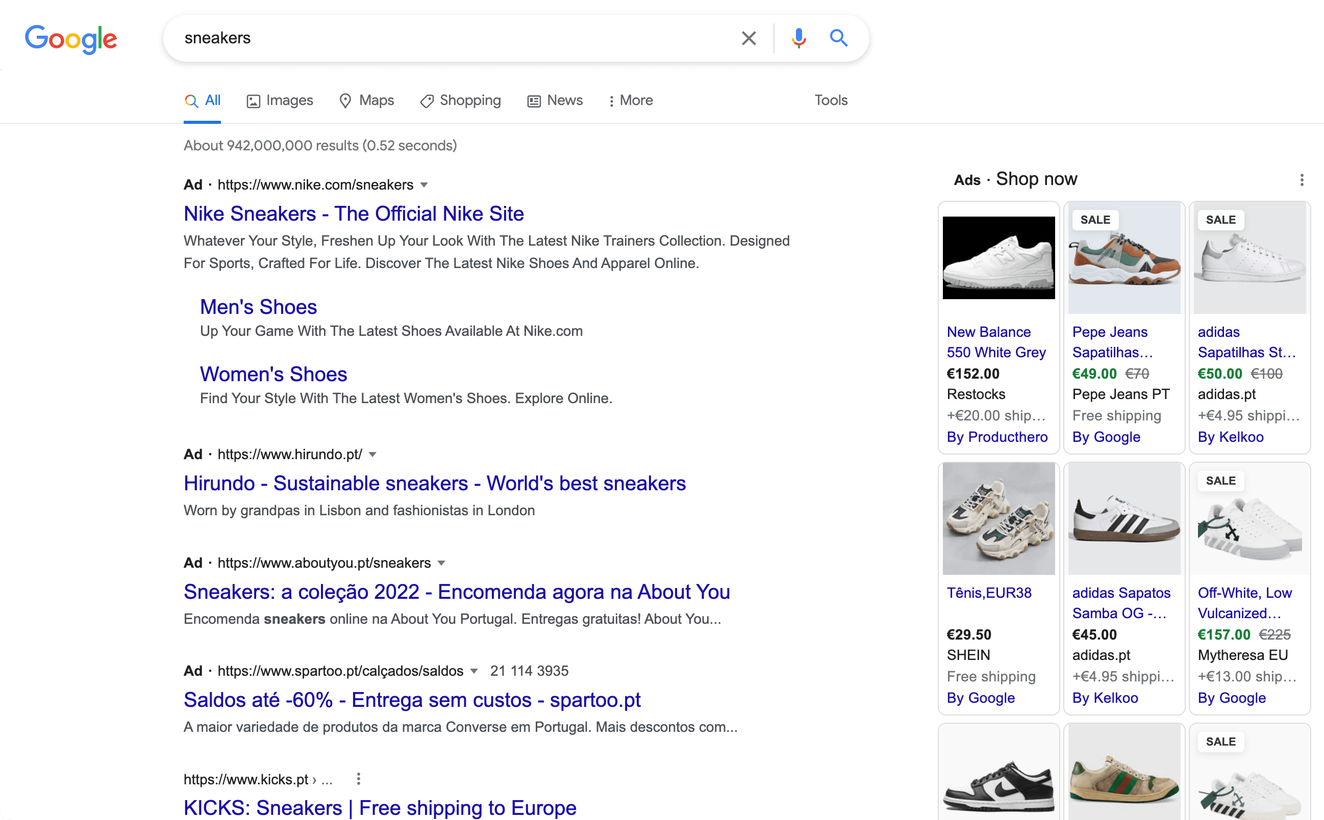 Google SERP dla sneakersów zapytania.