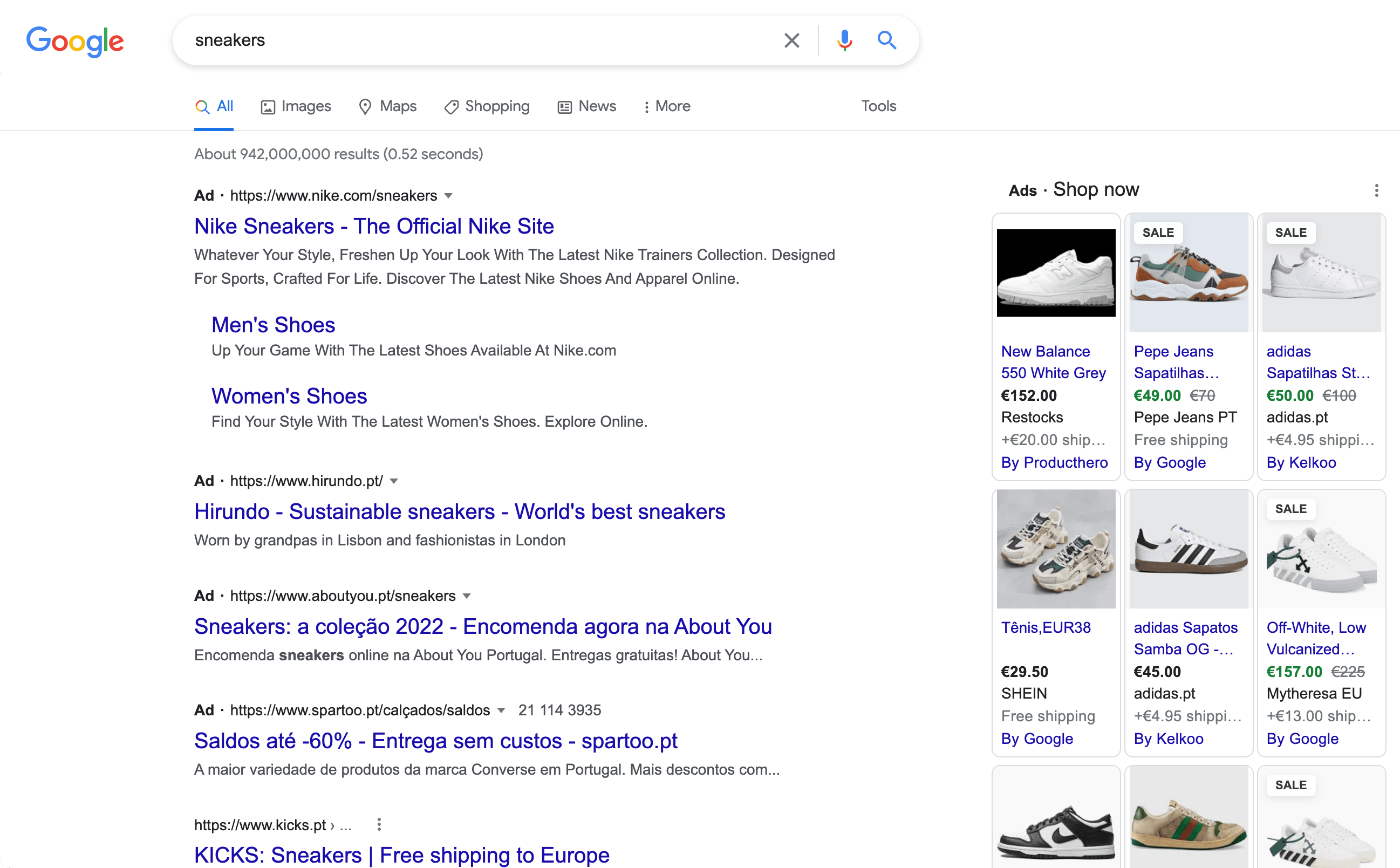 Google SERP untuk kueri sepatu kets.