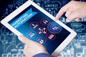 Concetto di automazione del marketing su tablet